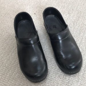 Dansko size 38 or 8 clogs.